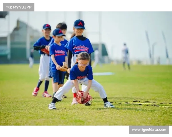 “快乐垒球”进社区进校园活动北京站举行，200余居民参与