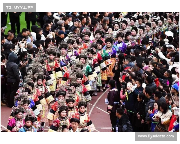 五万观众涌入榕江村超赛场，侗族姑娘银饰装扮成焦点