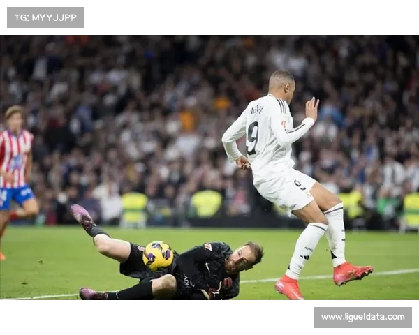 伯纳乌球迷高歌助威，皇马逆境中寻求突破